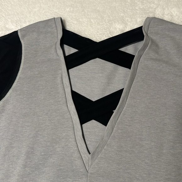 North Face cross cross v-neck back! - Picture 6 of 6